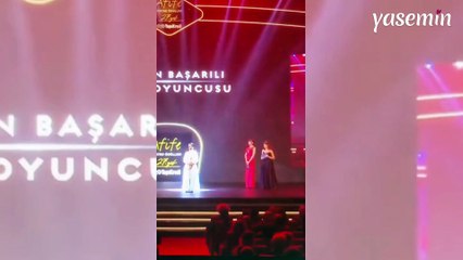 Afife Tiyatro Ödülleri'nde Tamer Karadağlı'ya teşekkür eden Sükun Işıtan'a ıslıklı protesto!