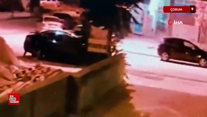 Çorum'da elindeki bıçakla park halindeki araçların lastiklerini tek tek patlattı