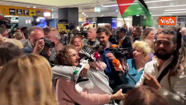 Rientrano ultimi attivisti della Flotilla, esplode la gioia a Fiumicino con cori, bandiere e kefiah
