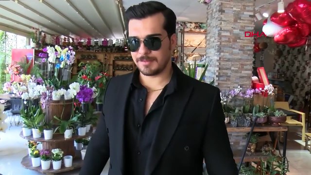 Adanalı ‘Eşref Tek’, Çağatay Ulusoy’a benzeyen stiliyle sosyal medyada ilgi odağı oldu