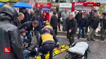 Edirne'de esnaf yaralı yayayı ıslanmaktan korumak için şemsiye açtı, montunu örttü