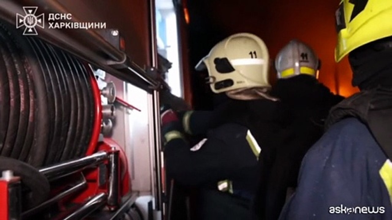 Un attacco di droni russi provoca un vasto incendio a Kharkiv