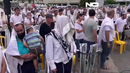 Εβραίοι πιστοί προσεύχονται στο Τελ Αβίβ μετά την ανακοίνωση της εκεχειρίας στη Γάζα