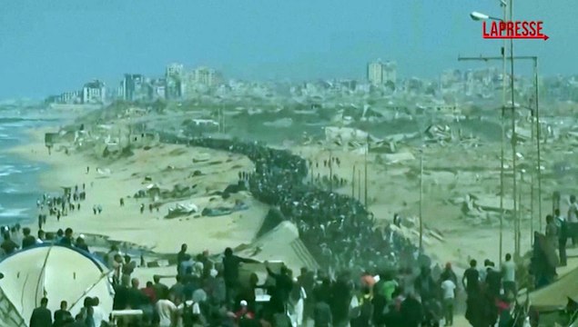 Gaza, i civili palestinesi tornano verso nord dopo il cessate il fuoco