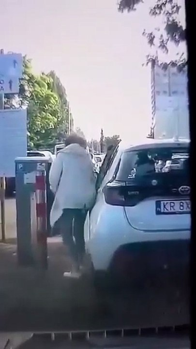 Elle descend de sa voiture et oublie le frein à main