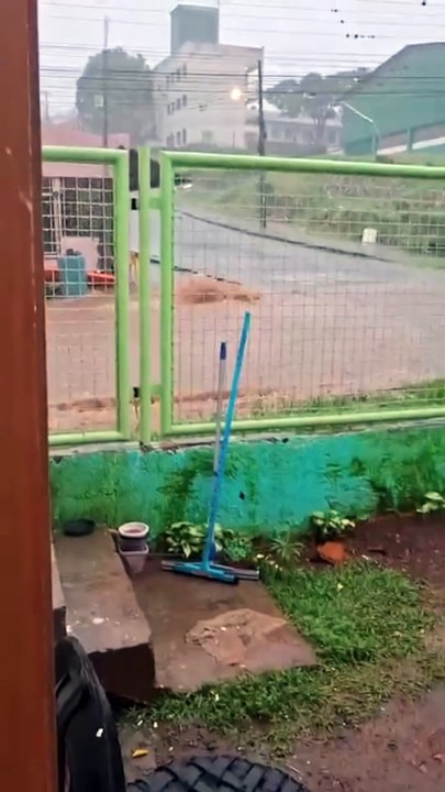 Após destelhamentos e estragos por vento e chuva, Oeste de SC mantém alerta para temporais