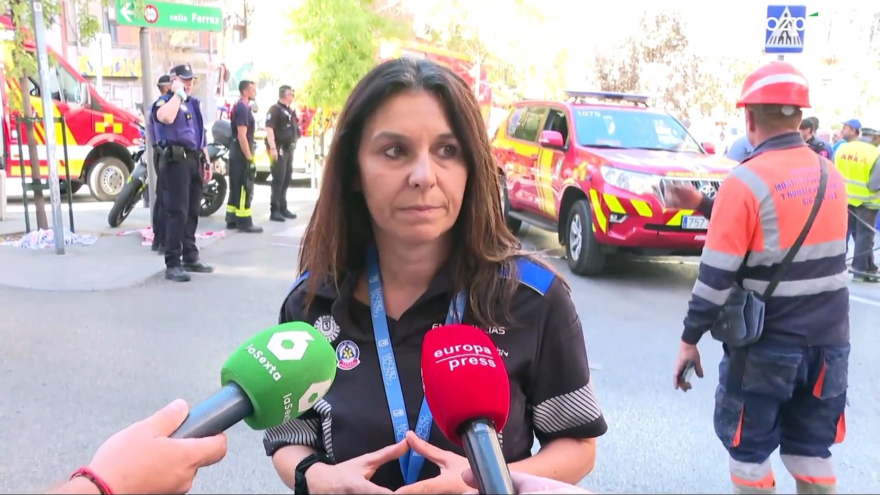 Bomberos trabajan en estabilizar la zona de Ópera (Madrid) tras el derrumbe: "No es segura"