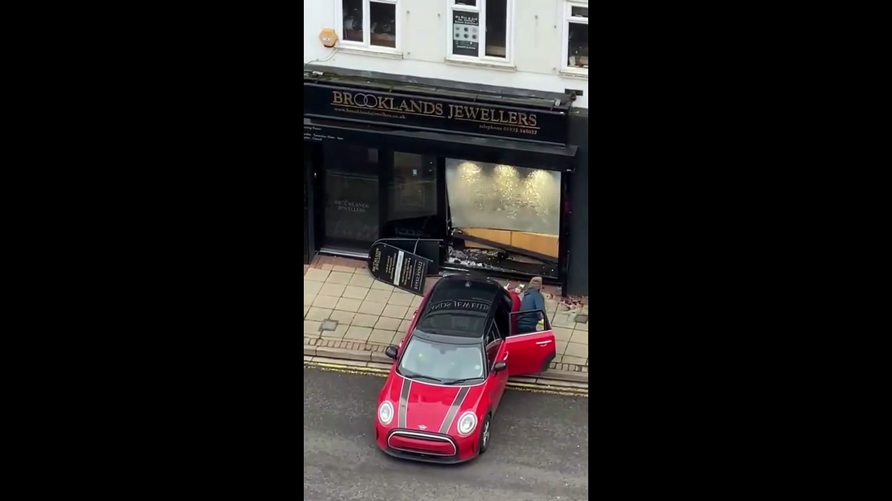 West Byfleet jewellers smash-and-grab raid