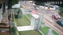 Vídeo: motociclista voa por cima de carro em colisão no Maria Luiza