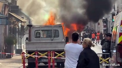 A Parigi, mentre il governo va in fumo, scoppia un vero incendio