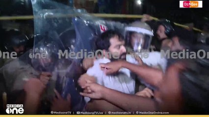 ദേവസ്വം ബോർഡ് പ്രസിഡൻറ് പ്രശാന്തിന്റെ വീട്ടിലേക്ക് യൂത്ത് കോൺഗ്രസ് മാർച്ച്; മാ‌ർച്ചിൽ ഉന്തും തള്ളും