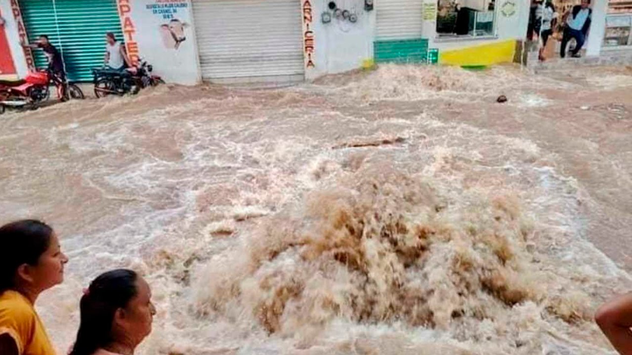 Chiapas: Fuertes lluvias provocan desbordamientos de ríos e inundaciones en Huixtla