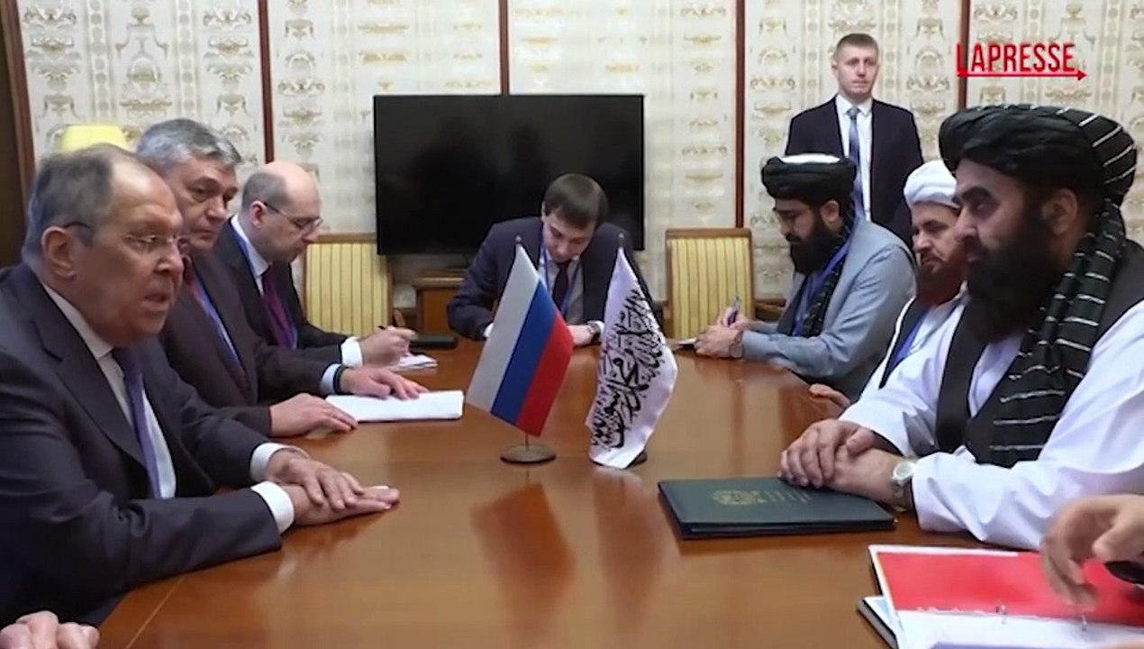 Russia, Lavrov incontra il ministro degli Esteri talebano: le immagini dei colloqui