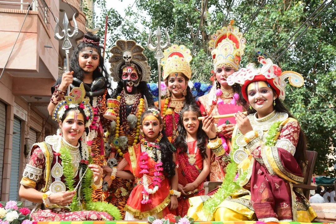 महाराजा अजमीढ़ की जयंती पर निकली शोभायात्रा, नवदुर्गा की सजी सजीव झांकी