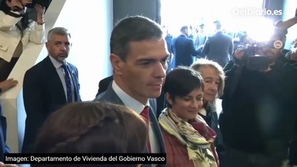 Pedro Sánchez visita una vivienda de alquiler asequible en el barrio de Salburua, en Vitoria