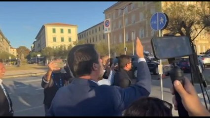 Livorno, contestatori contro Salvini: lui manda baci