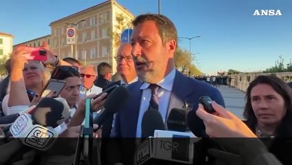 Salvini contestato a Livorno: "Calci e sputi, bloccano ministri"