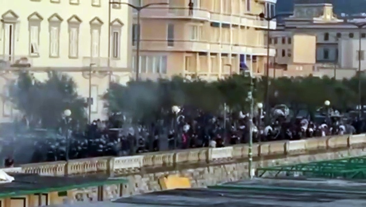 Livorno, tensione e cariche all'iniziativa della Lega con Matteo Salvini. Contestato il ministro