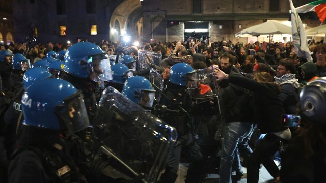 Giovani palestinesi, il video degli scontri a Bologna: idranti sui manifestanti