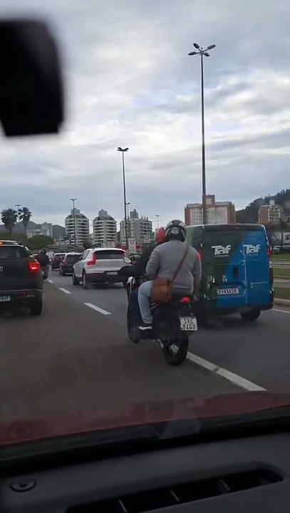 Acidente no elevado do CIC para trânsito em Florianópolis pouco antes de horário de pico