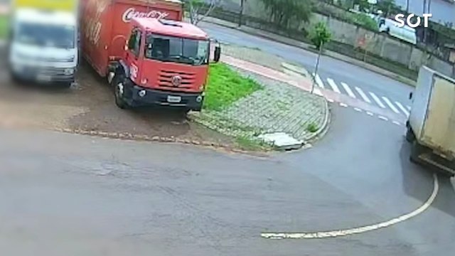 Grave acidente entre caminhão e bicicleta elétrica deixa homem ferido na Avenida Piquiri, em Cascavel