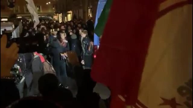 Giovani palestinesi, il video dei manifestanti a Bologna che escono da piazza del Nettuno al grido di «Palestina libera»