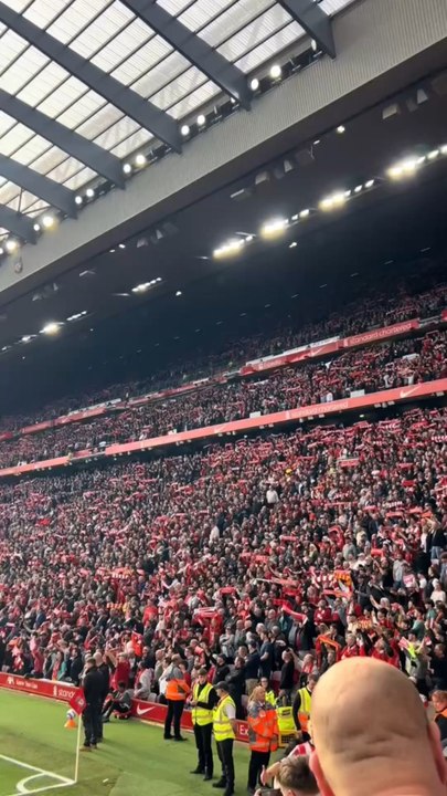 🔴 Liverpool est en crise.Trois défaites d’affilée, une défense décimée et un pressing devenu inefficace. Même Van Dijk tire la sonnette d’alarme, réclamant une “réaction urgente”. Klopp cherche encore la bonne formule pour relancer ses hommes…