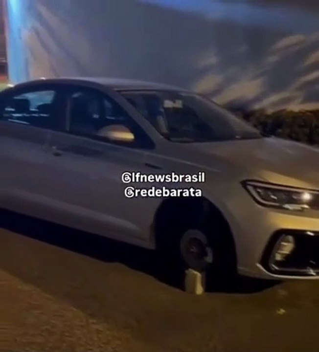 Carro é encontrado apoiado em tijolos após ter pneus furtados