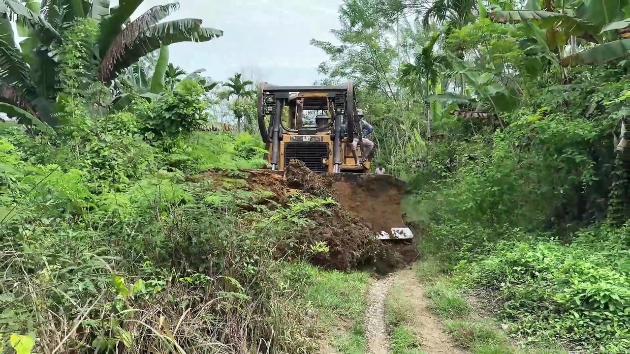 Efficient Tips for Road Service Using a D6R XL Bulldozer