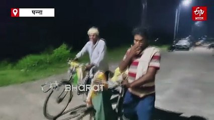 नहीं था बस का किराया, साइकिल से 60 KM सफर कर पन्ना पहुंचे पीड़ित, कलेक्ट्रेट में डाला डेरा