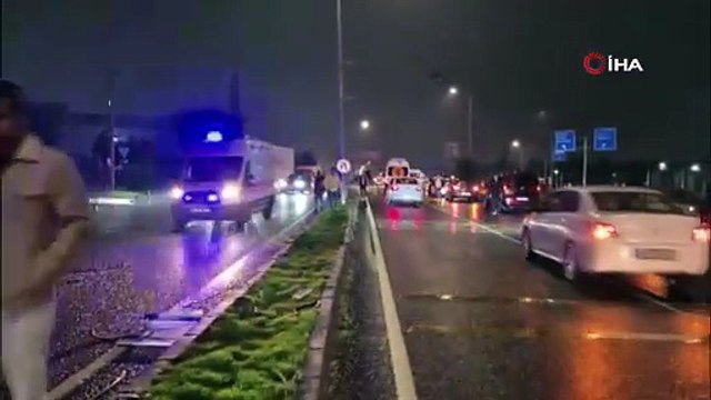 Direğe çarpan otomobil kağıt gibi ikiye yırtıldı! Korkunç kaza saniye saniye kamerada!