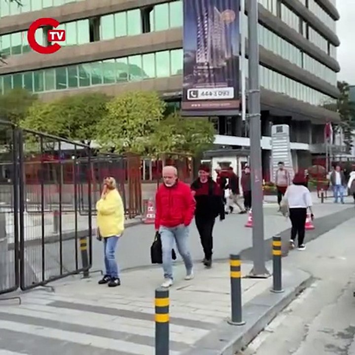 CHP’nin bu akşam miting yapacağı alana parti bayrakları asıldı, güvenlik amacıyla demir bariyerlerle çevrildi.