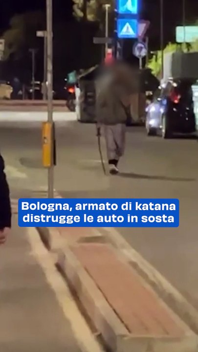 Armato di katana semina il panico in strada a Bologna: il video