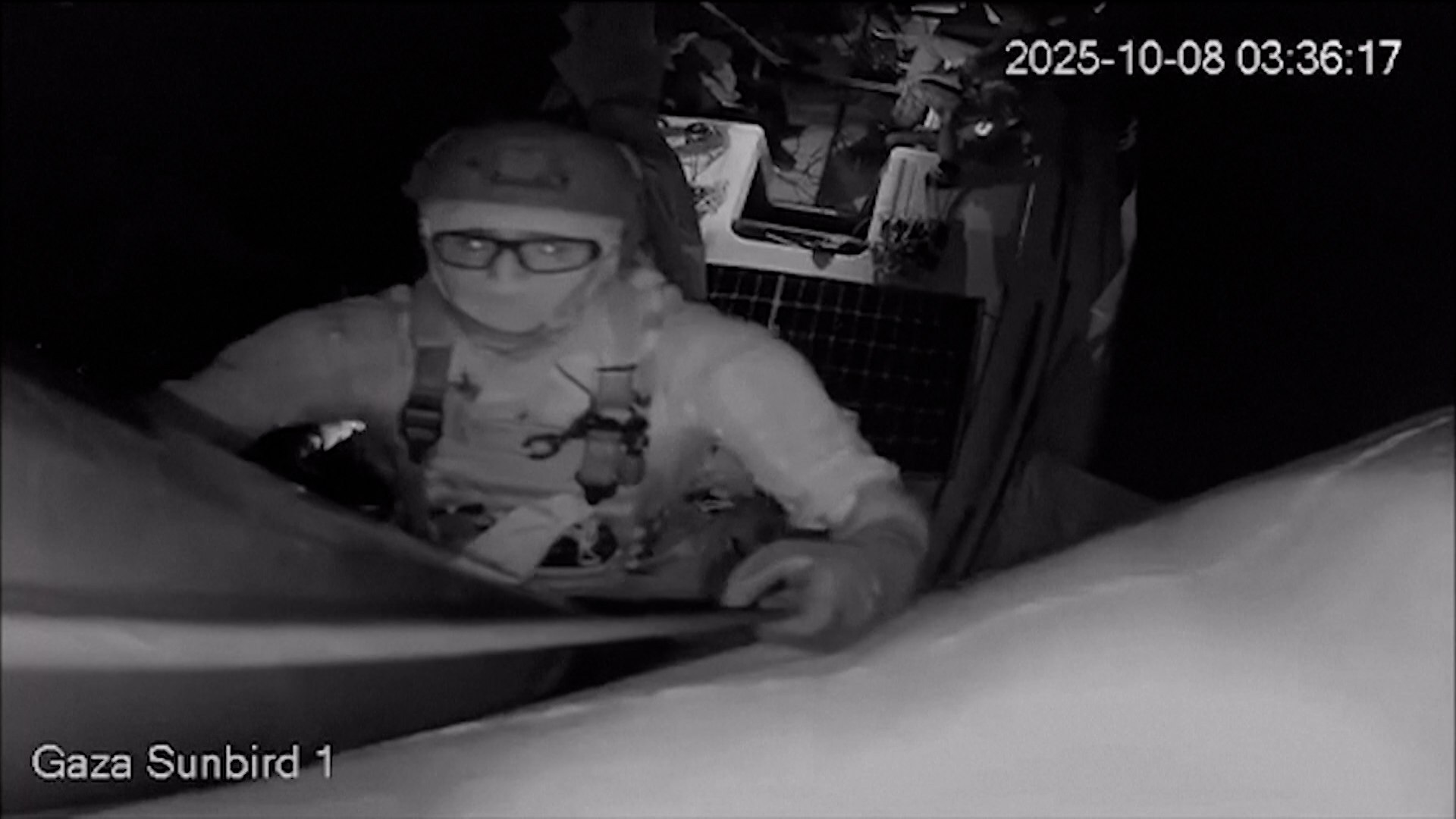 Un soldado de Israel la emprende a golpes contra una cámara de la nueva Flotilla