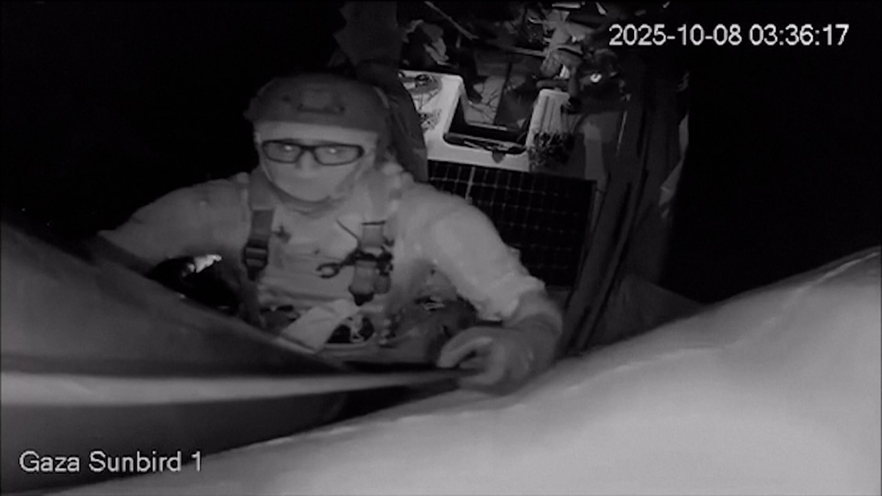 Un soldado de Israel la emprende a golpes contra una cámara de la nueva Flotilla