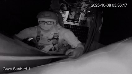 Un soldado de Israel la emprende a golpes contra una cámara de la nueva Flotilla