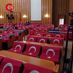 İYİ Parti Grup toplantısı yapacağı salonu Türk bayraklarıyla donattı