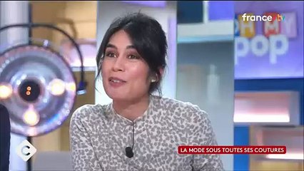 Carole Bouquet fait sensation à la Fashion Week avec une nouvelle coupe de cheveux, elle se confie : "Je joue une écolo, légèrement nymphomane"