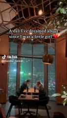 تحول عشاء هادئ في مطعم "71 Above" بلوس أنجلوس إلى عرض زواج استثنائي في السماء