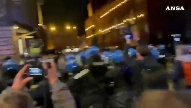 Centinaia di manifestanti a Bologna per il 7 ottobre, scontri con la polizia