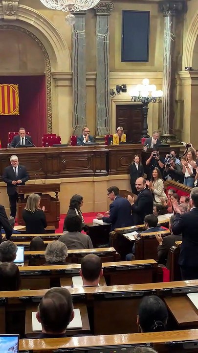 El Parlament recibe con una ovación a la diputada catalana de la Flotilla