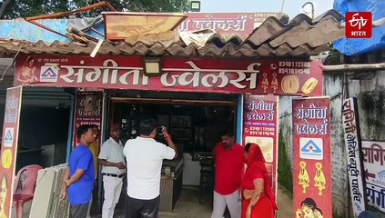 रामगढ़ में सीलिंग तोड़कर ज्वेलरी शॉप में घुसा चोर, इतने रुपये के गहने लेकर फरार
