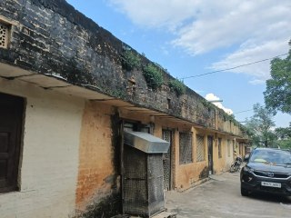 जनता की सुरक्षा करने वाले पुलिसकर्मी खुद असुरक्षित, जर्जर आवासों में रहने को मजबूर