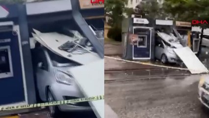 Ankara'da otomobil ATM'ye girdi