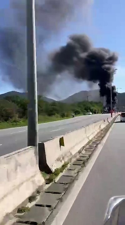 Ônibus em chamas interditou principal via de Florianópolis