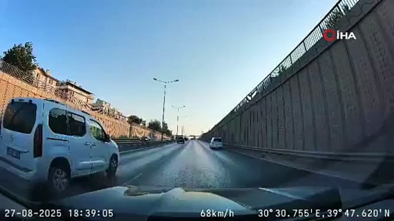 Eskişehir çevreyolunda dehşet anları: Son anda frene bastı, kazayı görüp yavaşlayana arkadan böyle çarptı!