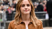 Emma Watson bei Pariser Fashion Week - Ein Detail fällt ins Auge