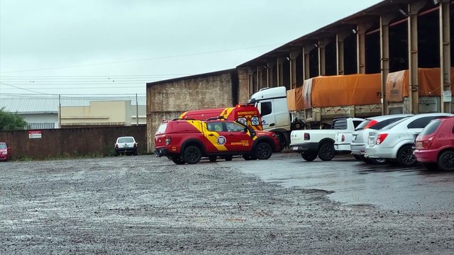 Homem tem lesão gravíssima na cabeça após sofrer queda de caminhão em empresa no Turisparque