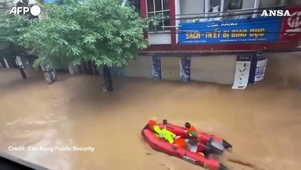 Inondazioni record in Vietnam, salvato uomo aggrappato a un albero