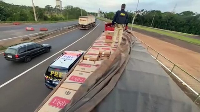 PRF apreende caminhão com 450 mil maços de cigarros contrabandeados na BR-163, em Guaíra